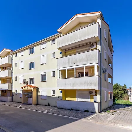 Lola Apartment